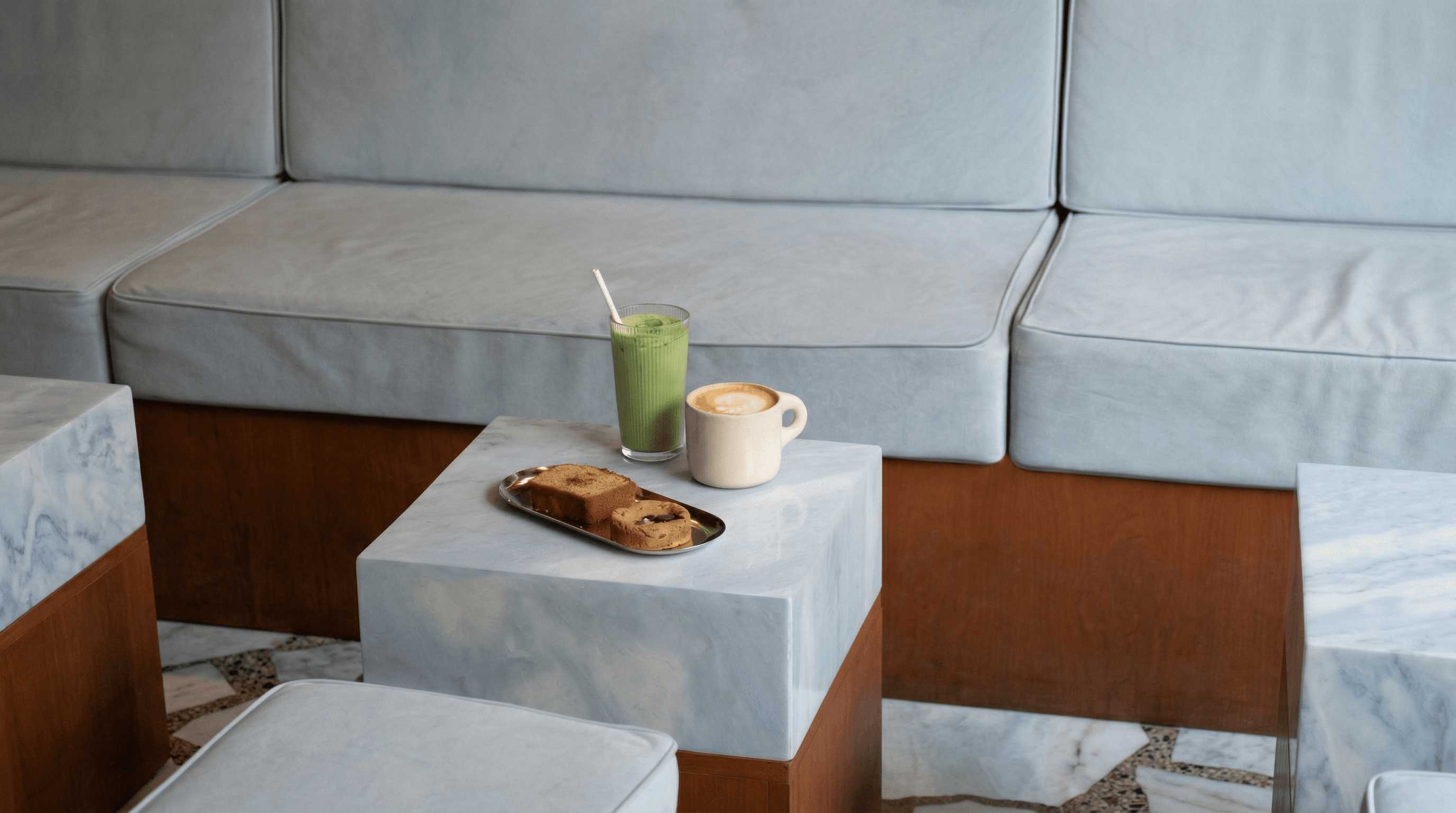Cuvée Noire — intérieur avec banquettes bleues