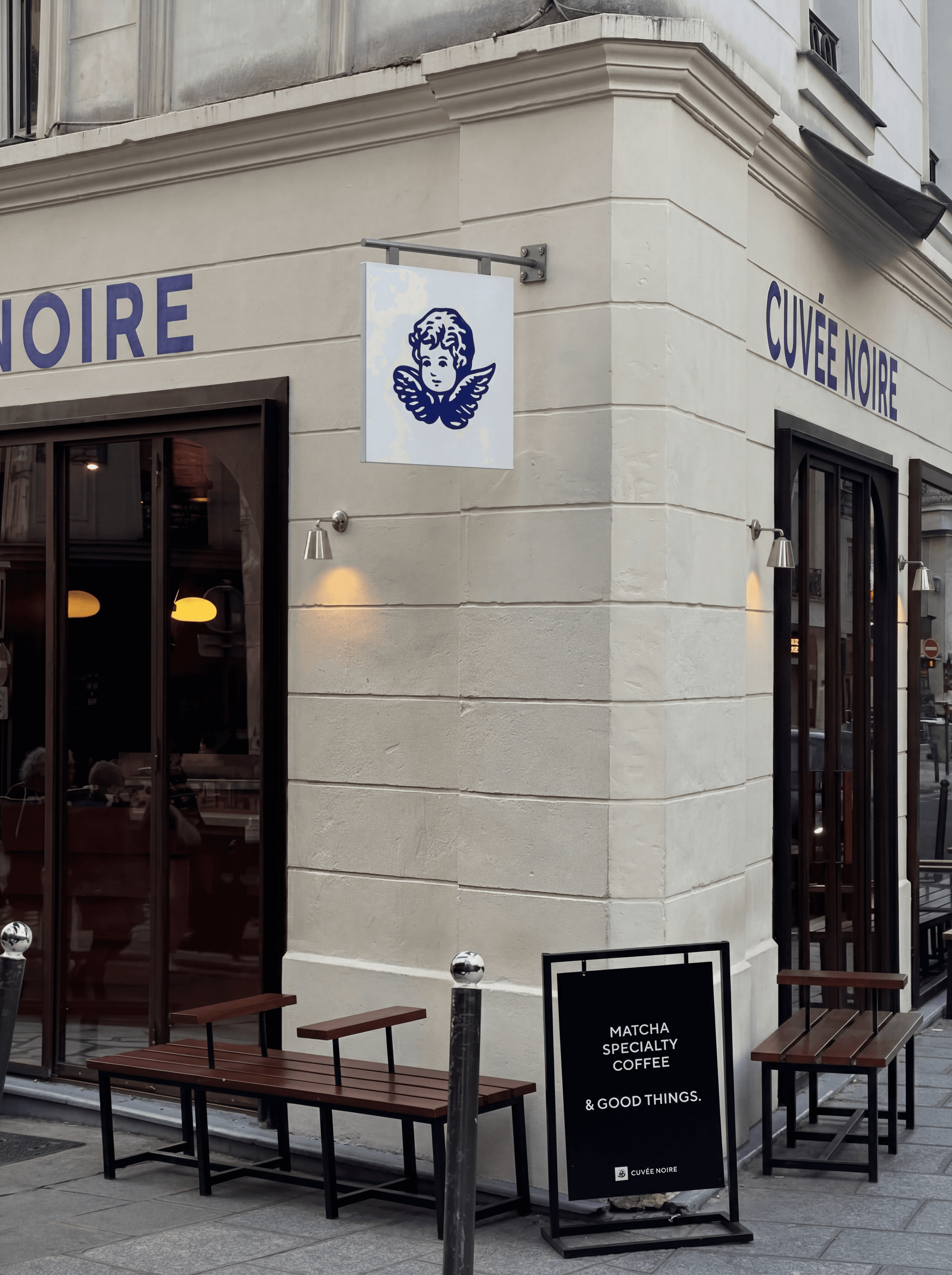 Cuvée Noire — façade d'angle, l'ange bleu